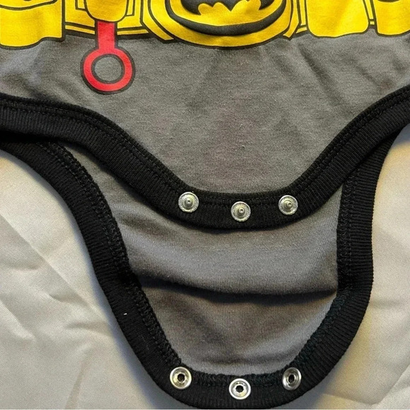 BATMAN | baby boy BATMAN onesie. Size: 3/6M - Picture 8 of 10